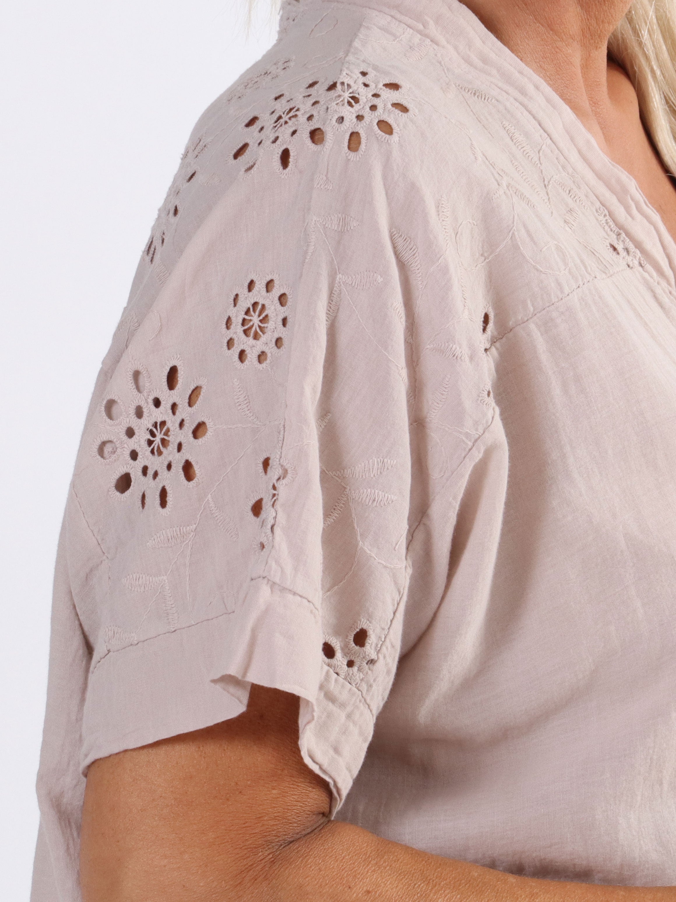 Bine - Enkel klänning i stora storlekar med broderi anglaise - Light blue